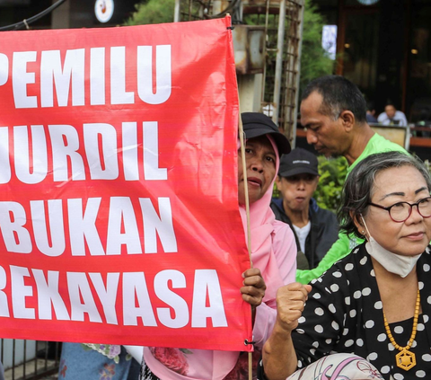 Massa yang mayoritas terdiri ibu-ibu dari Aliansi Rakyat Menggugat menggelar aksi unjuk rasa di seberang Gedung Bawaslu RI, Jalan MH Thamrin, Jakarta, Rabu (24/1/2024).<br>(Foto Liputan6.com / Angga Yuniar)