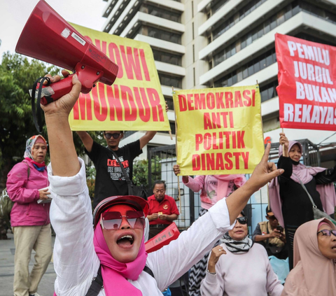 FOTO: Aksi Emak-Emak Turun ke Jalan Mendesak Pemilu Berjalan Jujur dan Adil di Bawaslu RI