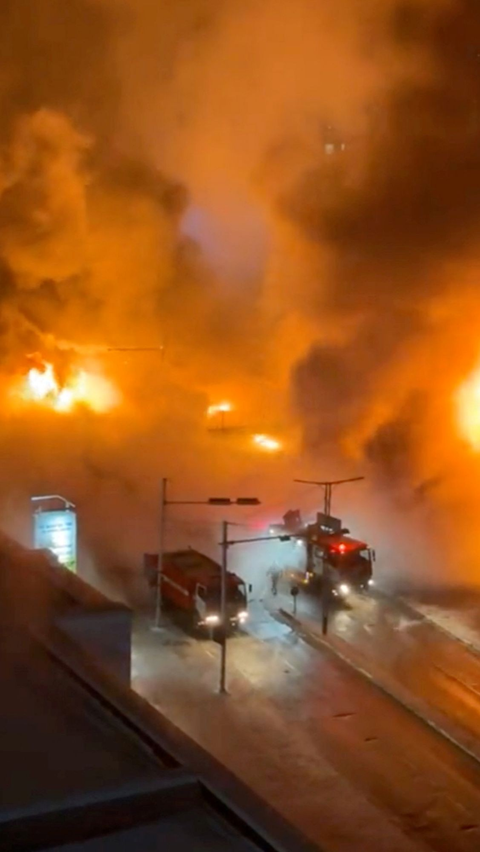 Ledakan kedua yang lebih dahsyat ini menyebabkan tiga petugas pemadam kebakaran tewas di tempat.<br>(Foto Erdenebold Sukhbaatar / via REUTERS)<br>