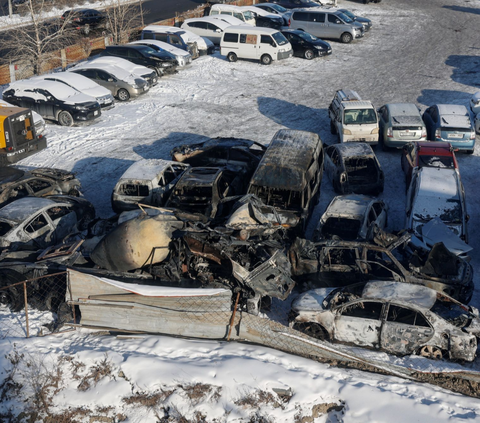 Kemudian saksi mata lainnya, Erdenebold Sukhbaatar yang tinggal 100 meter dari lokasi ledakan, mengatakan dia pertama kali mengira telah terjadi gempa bumi atau kecelakaan pesawat. <br>(Foto REUTERS / B. Rentsendorj)<br>