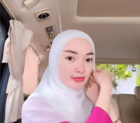 Video Tutorial Wearing Hijab, Zaskia Gotik's Face is Said to Resemble Inara Rusli