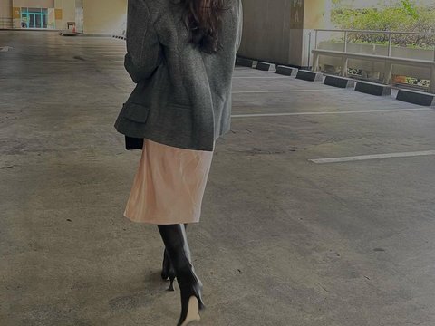 See Eva Celia's Cool Style, Combining Satin Dress and Boots