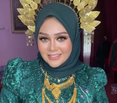 Tak Kalah Cantik dari Calon Menantu, Potret Menawan Calon Ibu Mertua Putri Isnari di Acara Hantaran Uang Panai