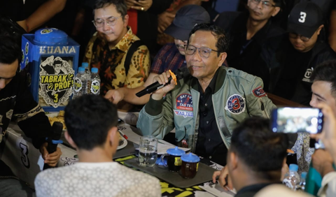 Mahfud menjelaskan, dirinya menjaga sikap Prabowo saat berkunjung ke daerah-daerah. 