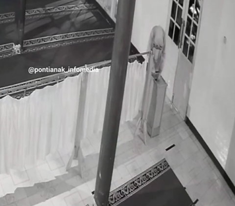 Terekam CCTV, Aksi Pria Nekat Bobol Kotak Amal Masjid Ini Bikin Geram