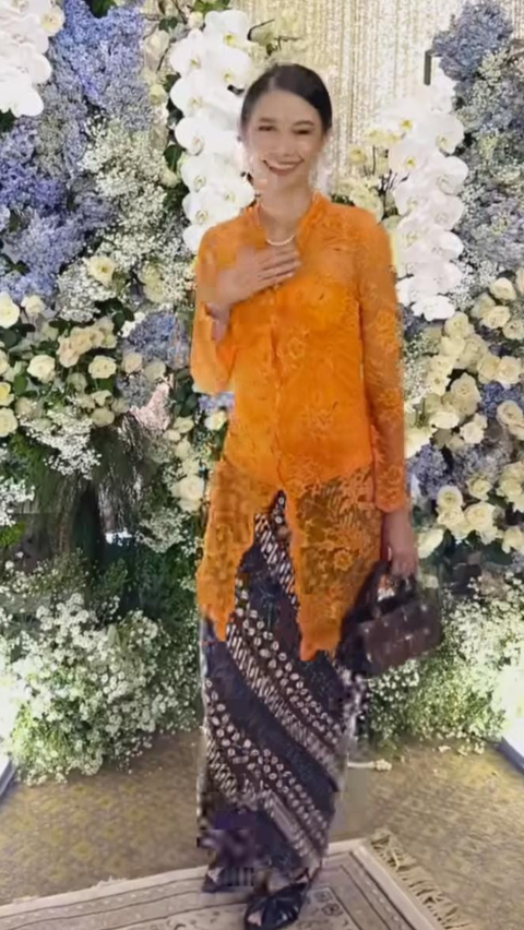 Cantiknya Yuki Kato Berkebaya Orange Sampai Ramai Disorot, Netizen 'Kupikir Yuki Tunangan'