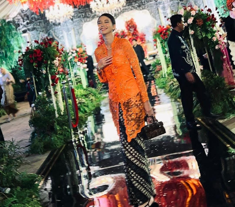 Cantiknya Yuki Kato Berkebaya Orange Sampai Ramai Disorot, Netizen 'Kupikir Yuki Tunangan'