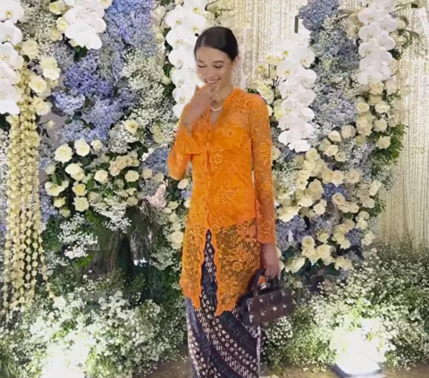 Cantiknya Yuki Kato Berkebaya Orange Sampai Ramai Disorot, Netizen 'Kupikir Yuki Tunangan'