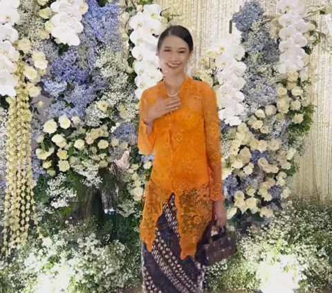 Cantiknya Yuki Kato Berkebaya Orange Sampai Ramai Disorot, Netizen 'Kupikir Yuki Tunangan'