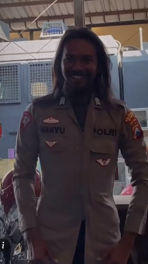 Intel Ini Senyum-senyum Sendiri Sambil Ngaca Ketika Kembali Pakai Baju Seragam Polisi