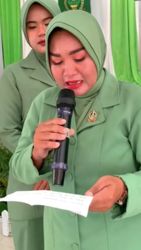 Lepas Rindu Lewat Tulisan, Suasana Haru Para Istri Prajurit TNI Dapat Surat Cinta dari Suami yang Lagi Tugas<br>