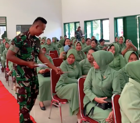 Lepas Rindu Lewat Tulisan, Suasana Haru Para Istri Prajurit TNI Dapat Surat Cinta dari Suami yang Lagi Tugas