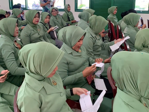 Lepas Rindu Lewat Tulisan, Suasana Haru Para Istri Prajurit TNI Dapat Surat Cinta dari Suami yang Lagi Tugas