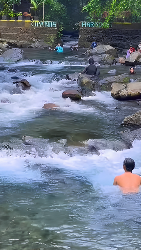 Sejuknya Berenang di Sungai Cipaniis Kuningan, Airnya Sebening Kristal