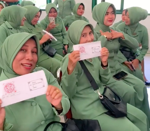 Lepas Rindu Lewat Tulisan, Suasana Haru Para Istri Prajurit TNI Dapat Surat Cinta dari Suami yang Lagi Tugas