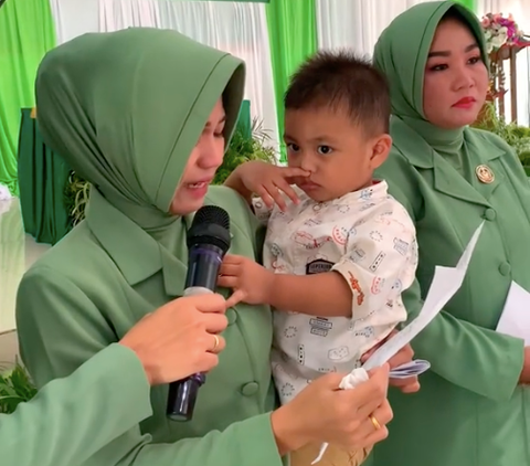 Lepas Rindu Lewat Tulisan, Suasana Haru Para Istri Prajurit TNI Dapat Surat Cinta dari Suami yang Lagi Tugas