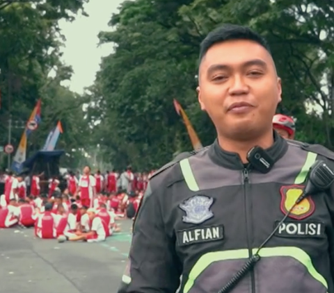 ⁠Momen Bintara Polisi Bertemu Guru Sekolahnya saat Dinas, Langsung Salim Cium Tangan 'Gimana Sehat Bu'