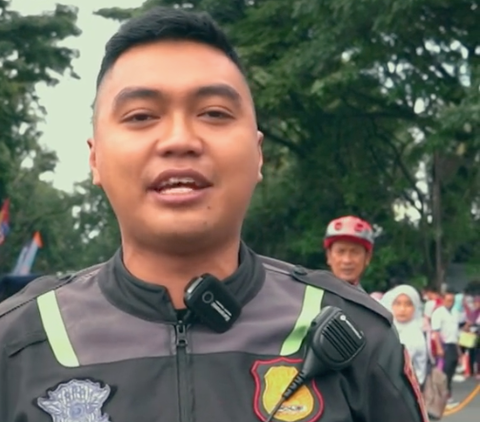 ⁠Momen Bintara Polisi Bertemu Guru Sekolahnya saat Dinas, Langsung Salim Cium Tangan 'Gimana Sehat Bu'