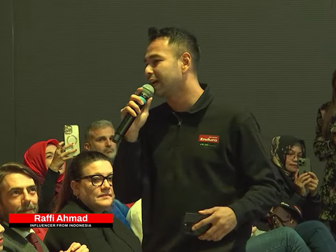 Momen Raffi Ahmad Ngomong Bahasa Inggris di Depan Valentino Rossi, Netizen 'Deg-degan Tumben Lancar'