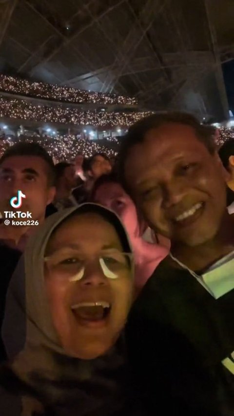 Momen Pasangan yang Tak Lagi Muda Nikmati Konser Coldplay Sambil Berdiri Ini Viral, Curi Perhatian