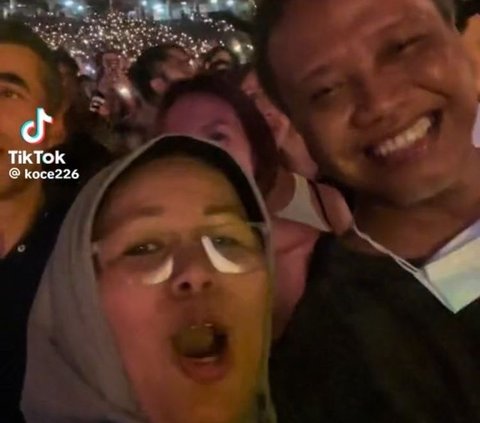 Momen Pasangan yang Tak Lagi Muda Nikmati Konser Coldplay Sambil Berdiri Ini Viral, Curi Perhatian