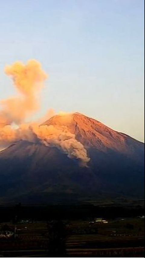 Gunung Semeru Kembali Erupsi, Lontarkan Abu Vulkanik Setinggi 900 Meter<br>