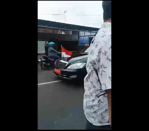 Viral Pose Dua Jari dari Mobil Kepresidenan di Jateng, Ini Respons PDIP