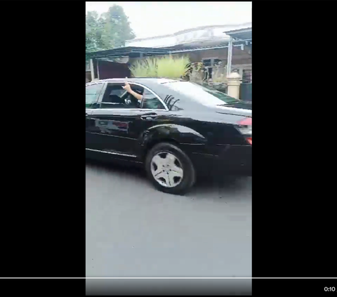 Viral Pose Dua Jari dari Mobil Kepresidenan di Jateng, Ini Respons PDIP