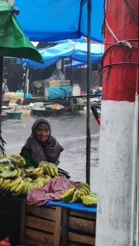 Perjuangan Seorang Nenek Penjual Pisang yang Rela Kehujanan Ini Viral, Bikin Sedih<br>