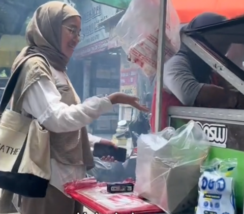 Viral Momen Wanita Borong 5.000 Tusuk Sate dan 500 Minuman untuk Dibagikan Gratis, Bikin Haru