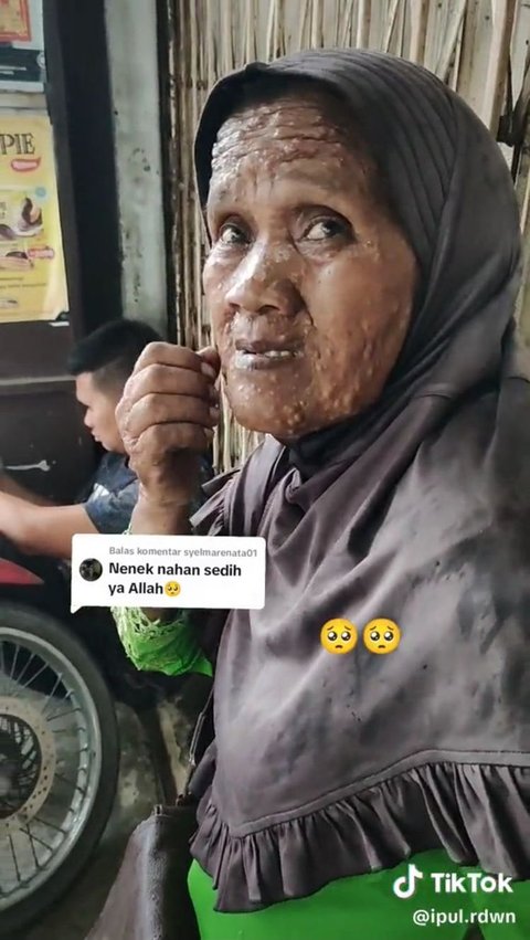 Perjuangan Seorang Nenek Penjual Pisang yang Rela Kehujanan Ini Viral, Bikin Sedih