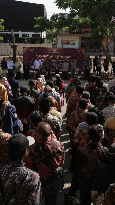 FOTO: 1.498 Petugas KPPS Pemilu 2024 Antre Dilantik Mengucapkan Sumpah dan Janji Setia di Kecamatan Bekasi Barat