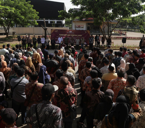 Petugas Kelompok Penyelenggara Pemungutan Suara (KPPS) Pemilu 2024 datang berkumpul di Kelurahan Jakasampurna, Kecamatan Bekasi Barat, Jawa Barat, Kamis (25/1/2024). <br>(Foto merdeka.com / Imam Buhori)