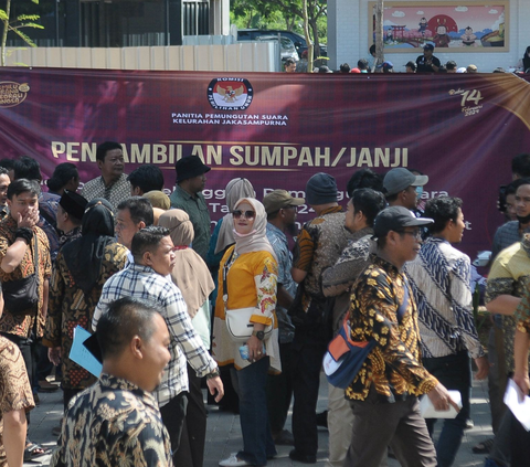 FOTO: 1.498 Petugas KPPS Pemilu 2024 Antre Dilantik Mengucapkan Sumpah dan Janji Setia di Kecamatan Bekasi Barat