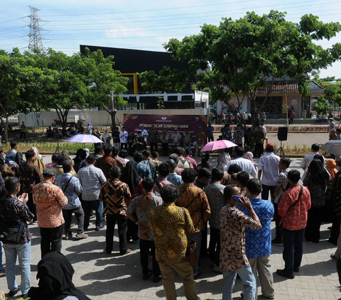 Sebanyak 1.498 petugas KPPS kelurahan Jakasampurna, Kecamatan Bekasi Barat menjalani pengambilan sumpah dan janji di sana.<br>(Foto merdeka.com / Imam Buhori)<br>