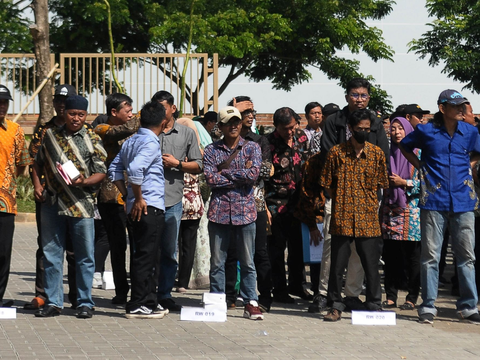 FOTO: 1.498 Petugas KPPS Pemilu 2024 Antre Dilantik Mengucapkan Sumpah dan Janji Setia di Kecamatan Bekasi Barat