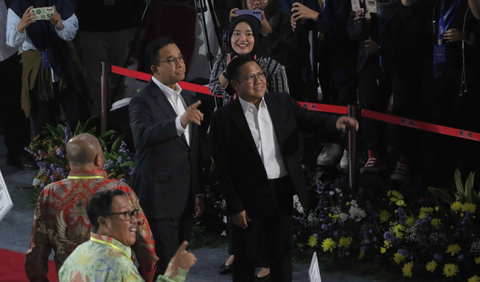 Setelah itu, Anies melaksanakan salat zuhur di Masjid Al-Hakim, Padang, pada pukul 12.15 WIB. 