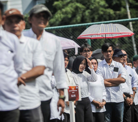 FOTO: Panas-Panasan Pakai Seragam Putih Hitam, Ribuan Petugas KPPS se-Kecamatan Palmerah Dilantik di Lapangan Bola