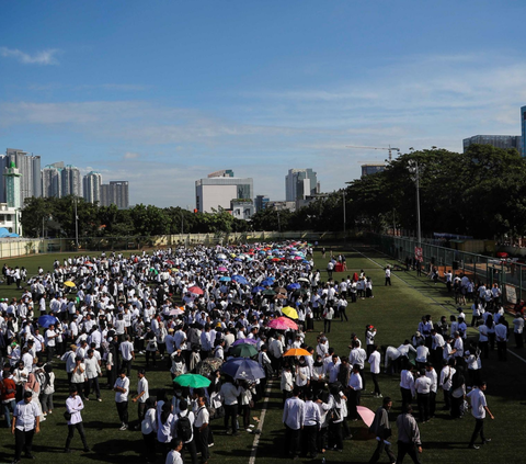 FOTO: Panas-Panasan Pakai Seragam Putih Hitam, Ribuan Petugas KPPS se-Kecamatan Palmerah Dilantik di Lapangan Bola