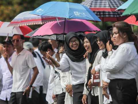 FOTO: Panas-Panasan Pakai Seragam Putih Hitam, Ribuan Petugas KPPS se-Kecamatan Palmerah Dilantik di Lapangan Bola