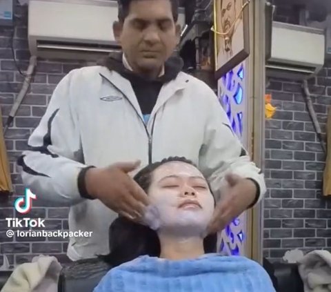 Awalnya, ia tampak cukup menikmati pijatan pegawai salon di area wajahnya. Ia juga tampak cukup relaks saat wajahnya dibersihkan dengan cairan berwarna putih.