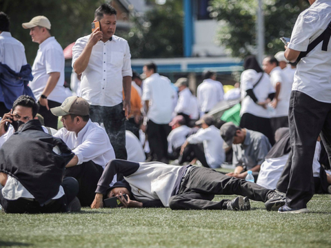 FOTO: Panas-Panasan Pakai Seragam Putih Hitam, Ribuan Petugas KPPS se-Kecamatan Palmerah Dilantik di Lapangan Bola