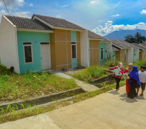 Staf pemasaran perumahan menjelaskan produk rumah bersubsidi kepada calon konsumen di Perumahan Panorama Lido, Bogor, Jawa Barat, Kamis  (25/1/2024).<br>(Foto merdeka.com / Arie Basuki)<br>