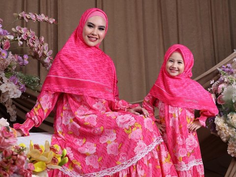 Foto-foto Terbaru Khalisa Aghnia Anak Kartika Putri Sudah Diajarkan Kenakan Hijab Sejak Kecil, Kini Sudah Bisa Baca Al Quran