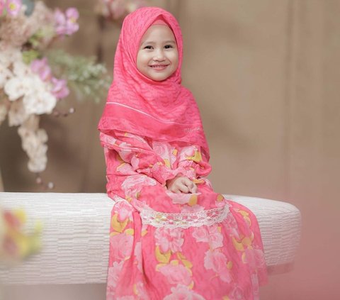 Foto-foto Terbaru Khalisa Aghnia Anak Kartika Putri Sudah Diajarkan Kenakan Hijab Sejak Kecil, Kini Sudah Bisa Baca Al Quran