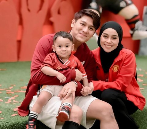 6 Portraits of Lesti Kejora and Rizky Billar Bringing Baby L for the First Time to Perform Umrah
