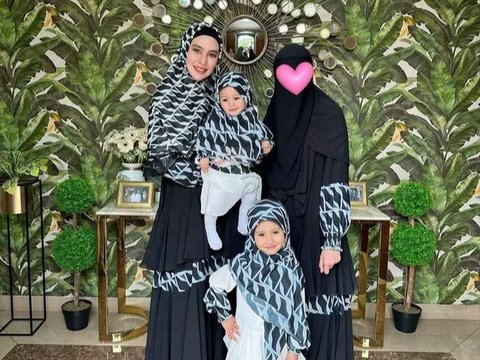 Foto-foto Terbaru Khalisa Aghnia Anak Kartika Putri Sudah Diajarkan Kenakan Hijab Sejak Kecil, Kini Sudah Bisa Baca Al Quran