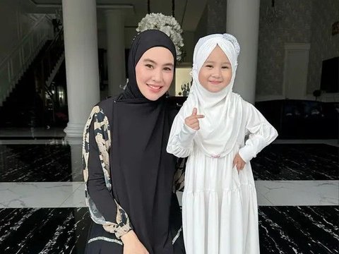 Foto-foto Terbaru Khalisa Aghnia Anak Kartika Putri Sudah Diajarkan Kenakan Hijab Sejak Kecil, Kini Sudah Bisa Baca Al Quran