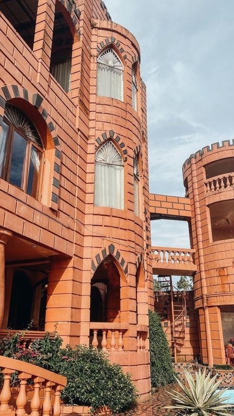 In the circulating video, a magnificent house surrounded by high walls resembling a royal castle can be seen.