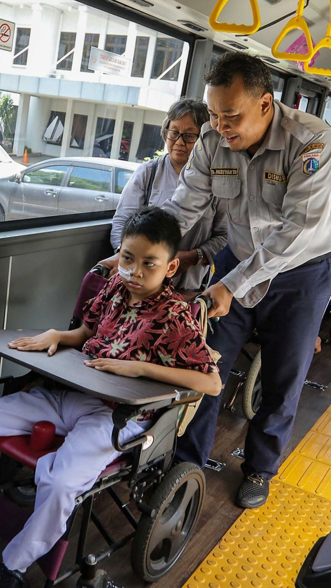 Unit armada ini mampu menampung tujuh siswa pengguna kursi roda.<br>(Foto Liputan6.com / Angga Yuniar)<br>